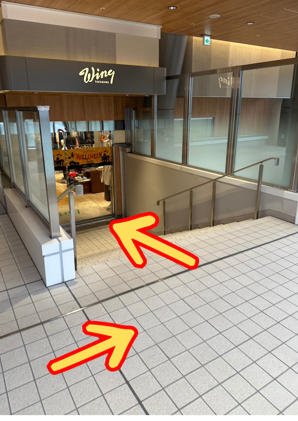 { すぐにウィング高輪の入り口自動ドアが見えます！ }